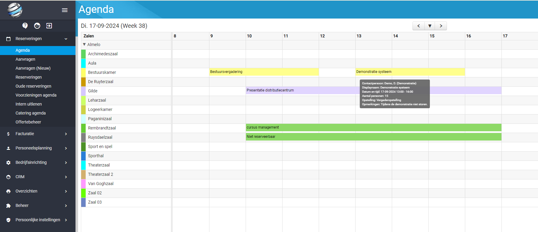 Een schematische weergave van een online zaalreserveringssysteem. Toont een kalender met gekleurde blokken die reserveringen voorstellen, een laptopscherm met een factuur, en een smartphone met de Zaalagenda app. Tekst: 'Zaalagenda: Uw online assistent voor zaalreserveringen